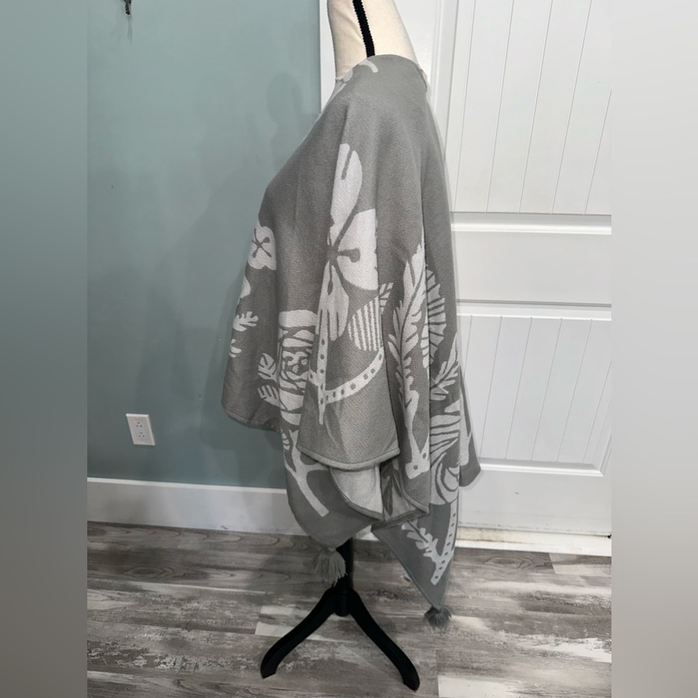 Soft Surroundings Heavenly Soft Frosted Cape Poncho In gray ONE SIZE - Picture 3 of 7